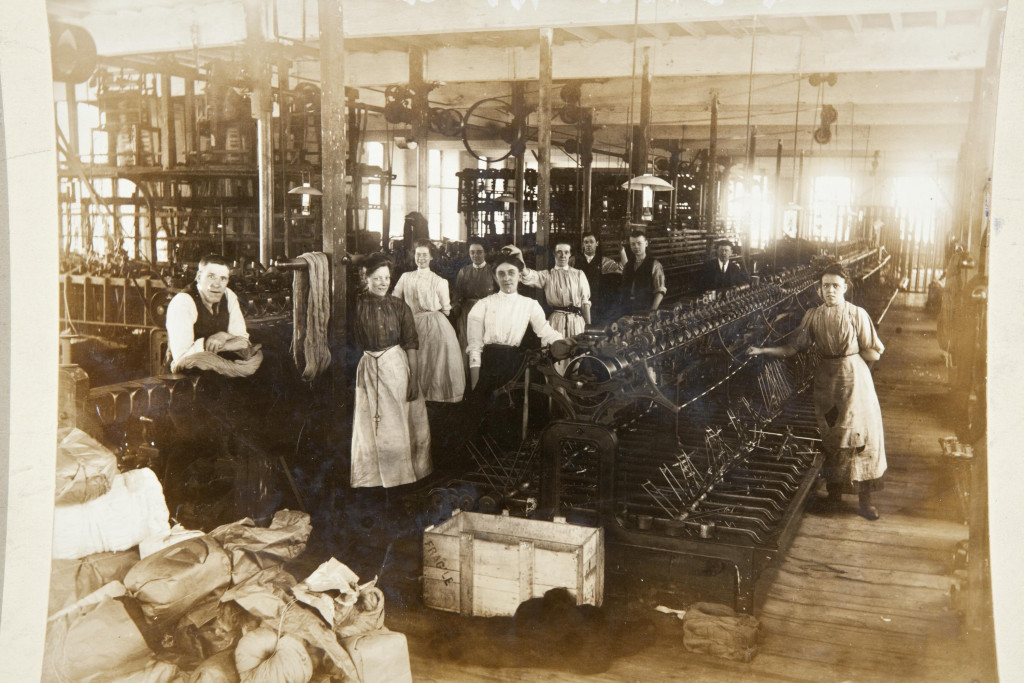 Picture of workers at Mount Street Mills c.1920