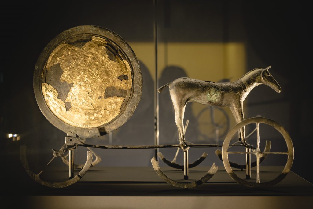 A bronze horse statue pulling a chariot on which rests a gilded disc, representing the Sun.